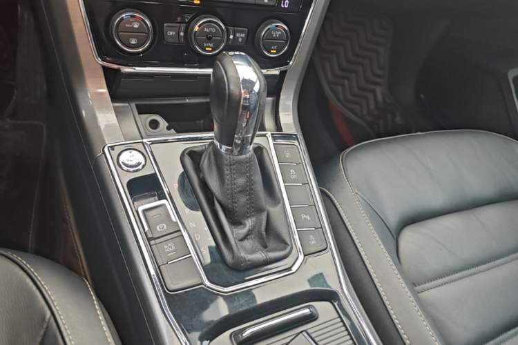 Used Volkswagen Passat 2017 330TSI DSG Luxury Edition Gear Lever