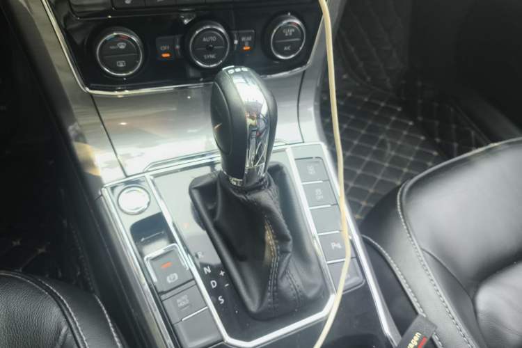 Used Volkswagen Passat 2017 330TSI DSG Luxury Edition Gear Lever