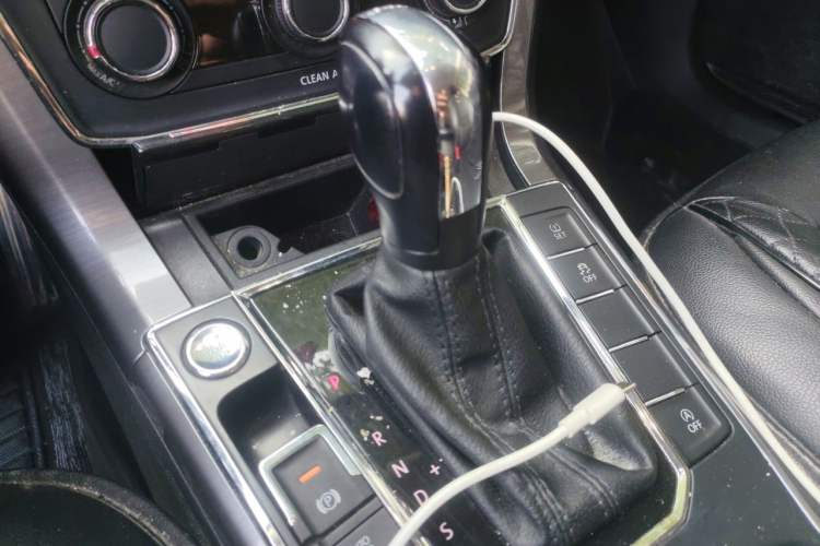 Used Volkswagen Passat 2017 280TSI DSG Luxury Edition Gear Lever