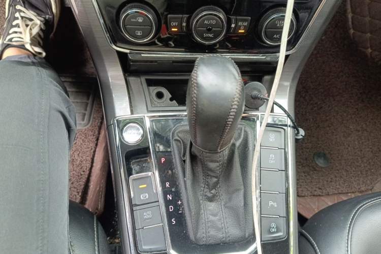 Used Volkswagen Passat 2017 330TSI DSG Luxury Edition Gear Lever