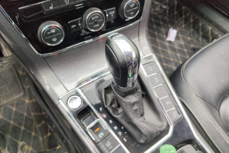 Used Volkswagen Passat 2017 330TSI DSG Luxury Edition Gear Lever