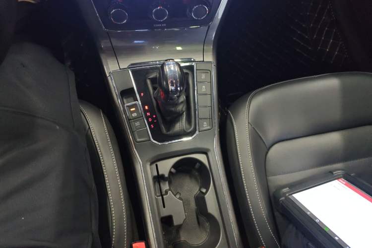 Used Volkswagen Passat 2017 280TSI DSG Luxury Edition Gear Lever