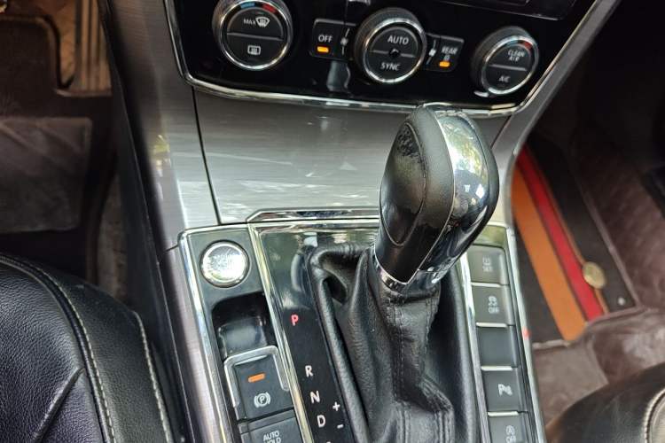 Used Volkswagen Passat 2017 330TSI DSG Luxury Edition Gear Lever