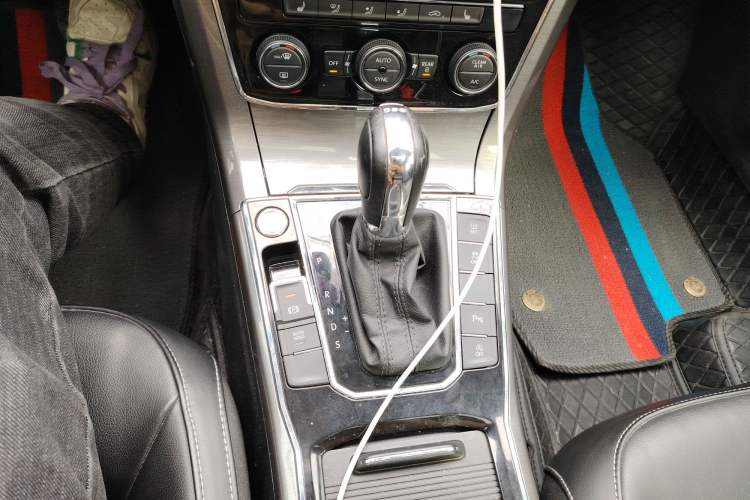 Used Volkswagen Passat 2017 330TSI DSG Luxury Edition Gear Lever