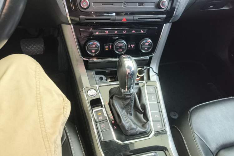 Used Volkswagen Passat 2017 330TSI DSG Luxury Edition Gear Lever
