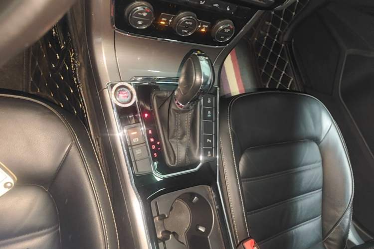 Used Volkswagen Passat 2017 330TSI DSG Luxury Edition Gear Lever