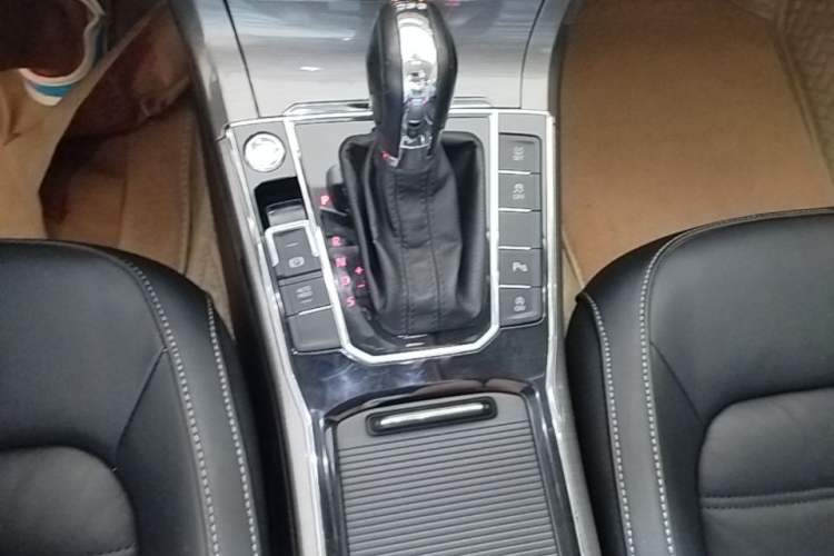 Used Volkswagen Passat 2017 330TSI DSG Luxury Edition Gear Lever