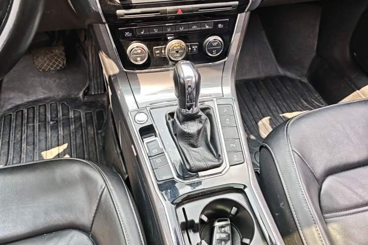 Used Volkswagen Passat 2017 330TSI DSG Luxury Edition Gear Lever