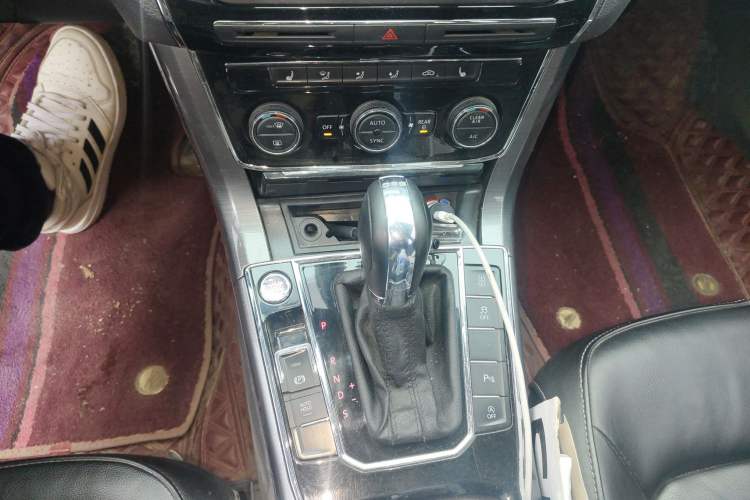 Used Volkswagen Passat 2017 330TSI DSG Luxury Edition Gear Lever