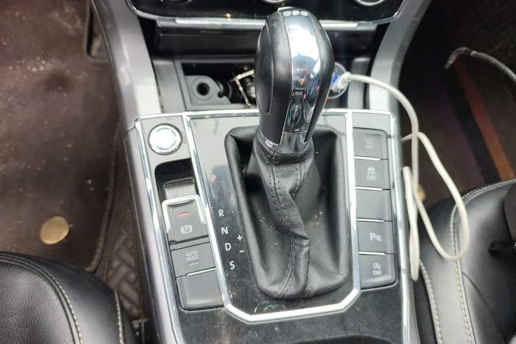 Used Volkswagen Passat 2017 330TSI DSG Luxury Edition Gear Lever