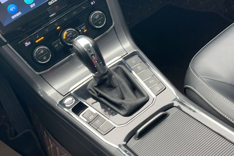 Used Volkswagen Passat 2017 330TSI DSG Luxury Edition Gear Lever