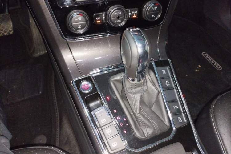 Used Volkswagen Passat 2017 330TSI DSG Prestige Edition Gear Lever