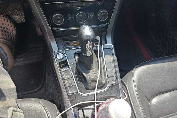 Used Volkswagen Passat 2017 330TSI DSG Luxury Edition Gear Lever