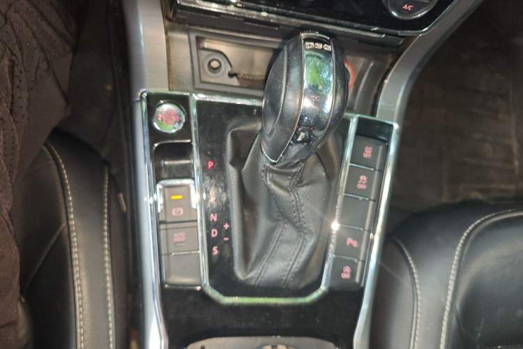 Used Volkswagen Passat 2017 330TSI DSG Luxury Edition Gear Lever