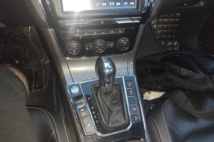 Used Volkswagen Passat 2017 330TSI DSG Luxury Edition Gear Lever