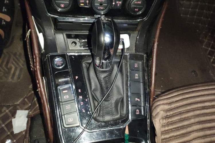 Used Volkswagen Passat 2017 330TSI DSG Luxury Edition Gear Lever