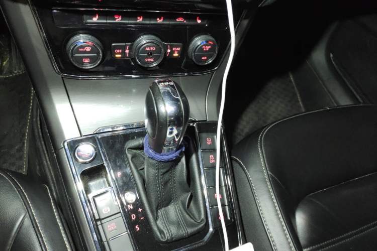 Used Volkswagen Passat 2017 330TSI DSG Luxury Edition Gear Lever