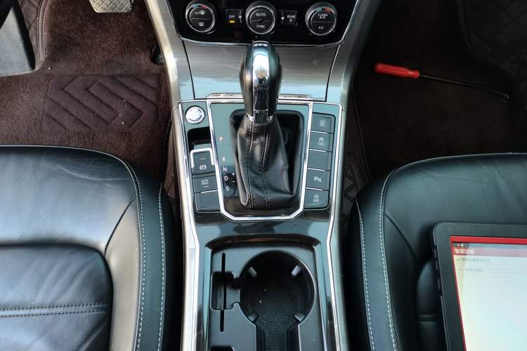 Used Volkswagen Passat 2017 330TSI DSG Luxury Edition Gear Lever