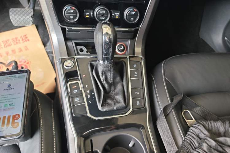 Used Volkswagen Passat 2017 330TSI DSG Luxury Edition Gear Lever