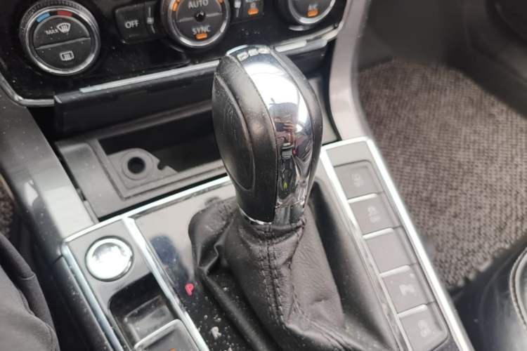 Used Volkswagen Passat 2017 330TSI DSG Luxury Edition Gear Lever