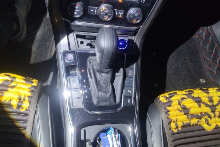 Used Volkswagen Passat 2017 330TSI DSG Luxury Edition Gear Lever