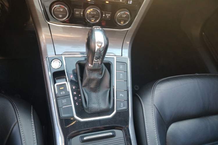 Used Volkswagen Passat 2017 330TSI DSG Luxury Edition Gear Lever