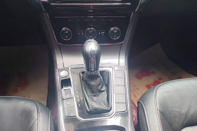 Used Volkswagen Passat 2017 330TSI DSG Luxury Edition Gear Lever