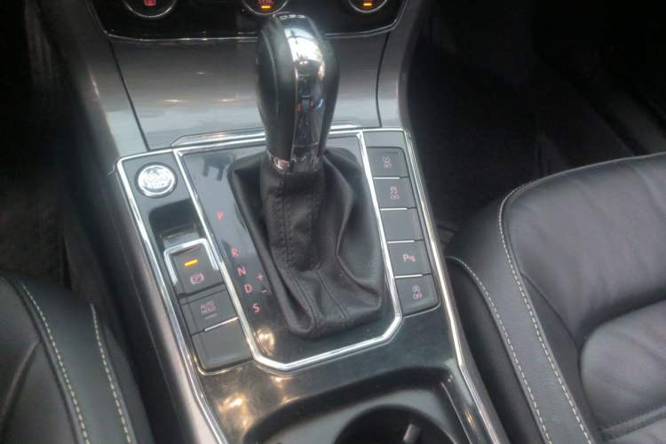 Used Volkswagen Passat 2017 330TSI DSG Luxury Edition Gear Lever