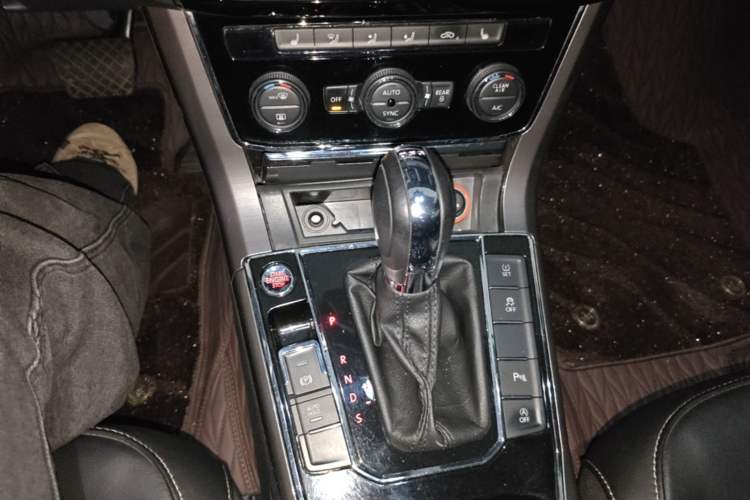 Used Volkswagen Passat 2017 330TSI DSG Luxury Edition Gear Lever