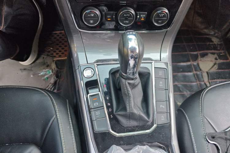 Used Volkswagen Passat 2017 330TSI DSG Luxury Edition Gear Lever
