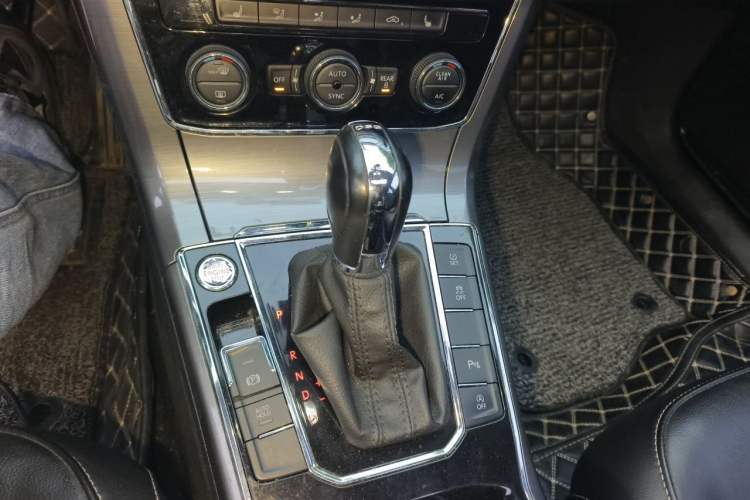 Used Volkswagen Passat 2017 330TSI DSG Luxury Edition Gear Lever