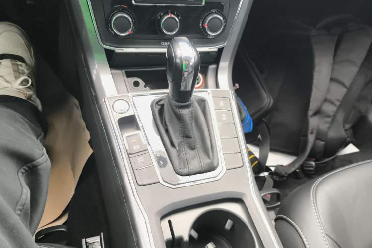 Used Volkswagen Passat 2017 330TSI DSG Luxury Edition Gear Lever