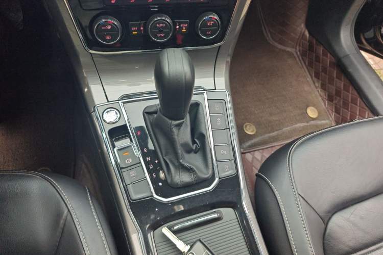 Used Volkswagen Passat 2017 330TSI DSG Luxury Edition Gear Lever