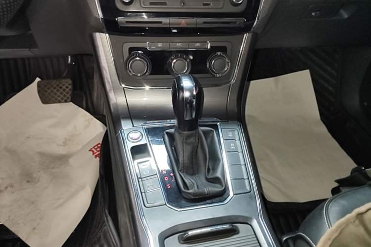 Used Volkswagen Passat 2017 330TSI DSG Luxury Edition Gear Lever