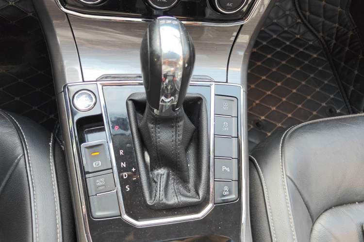 Used Volkswagen Passat 2017 330TSI DSG Luxury Edition Gear Lever