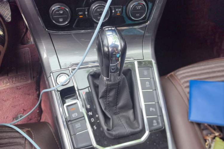 Used Volkswagen Passat 2017 330TSI DSG Luxury Edition Gear Lever