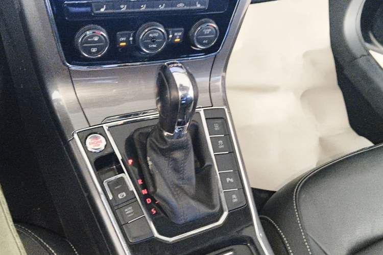Used Volkswagen Passat 2017 330TSI DSG Luxury Edition Gear Lever