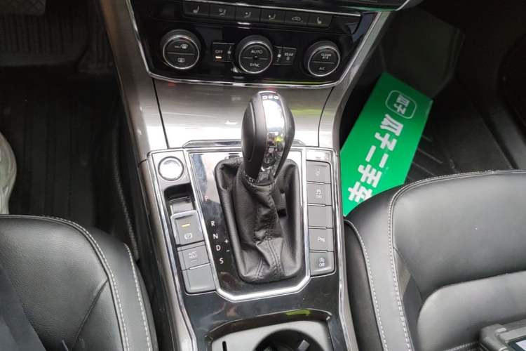 Used Volkswagen Passat 2017 330TSI DSG Luxury Edition Gear Lever