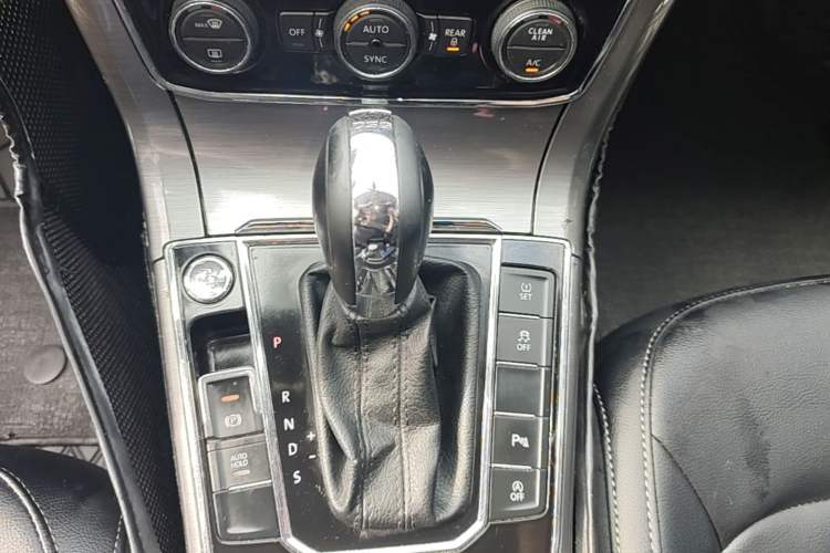 Used Volkswagen Passat 2017 280TSI DSG Luxury Edition Gear Lever