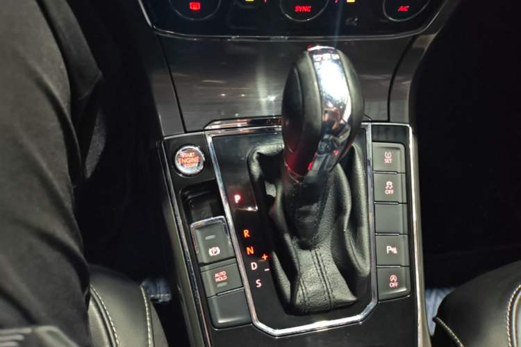 Used Volkswagen Passat 2017 280TSI DSG Luxury Edition Gear Lever