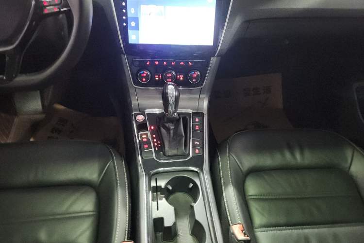 Used Volkswagen Passat 2017 280TSI DSG Luxury Edition Gear Lever