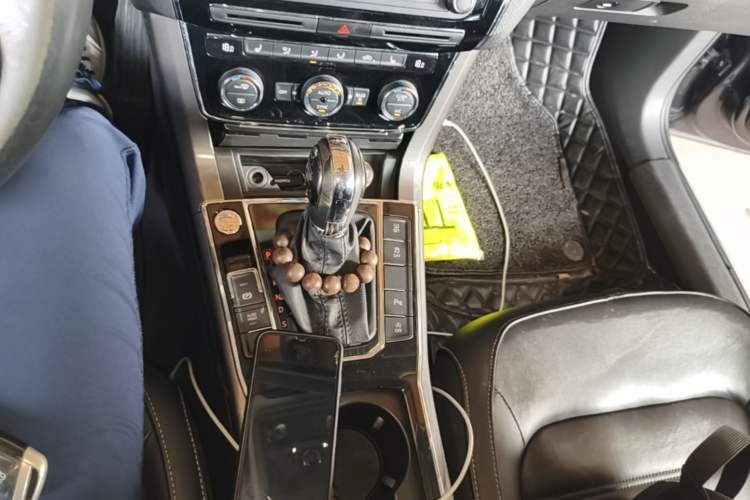 Used Volkswagen Passat 2017 330TSI DSG Luxury Edition Gear Lever