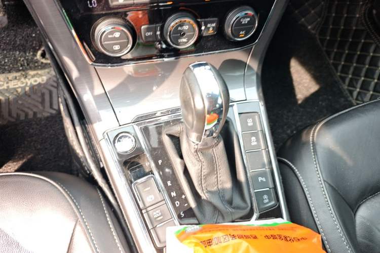 Used Volkswagen Passat 2017 330TSI DSG Luxury Edition Gear Lever