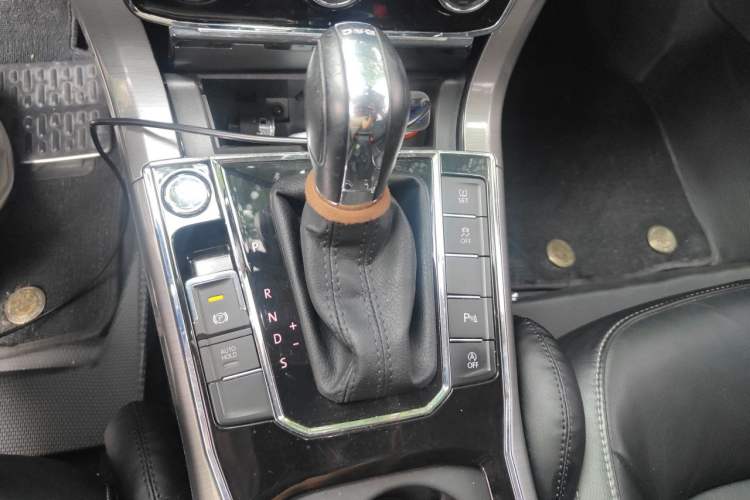 Used Volkswagen Passat 2017 330TSI DSG Luxury Edition Gear Lever