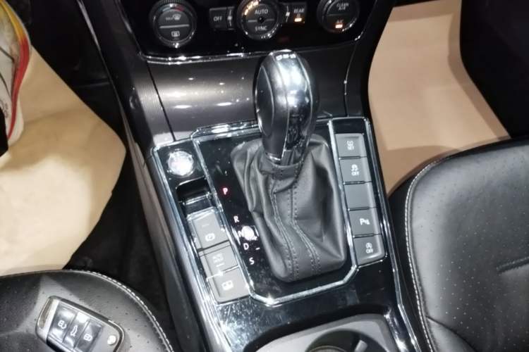 Used Volkswagen Passat 2017 330TSI DSG Prestige Edition Gear Lever