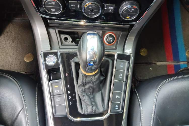 Used Volkswagen Passat 2017 330TSI DSG Luxury Edition Gear Lever