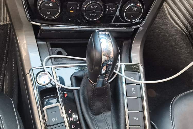 Used Volkswagen Passat 2017 330TSI DSG Luxury Edition Gear Lever