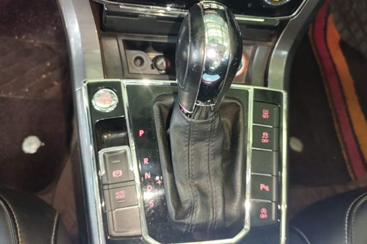 Used Volkswagen Passat 2017 280TSI DSG Luxury Edition Gear Lever