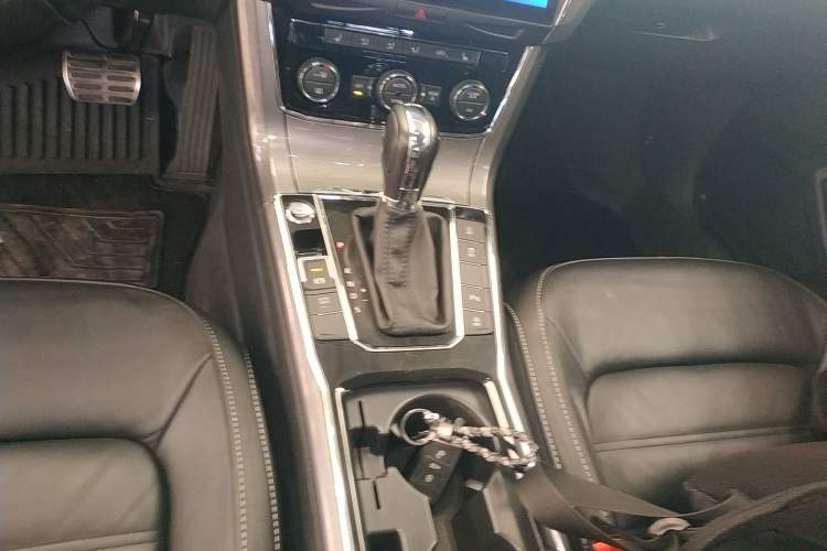 Used Volkswagen Passat 2017 330TSI DSG Luxury Edition Gear Lever