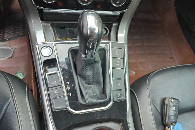 Used Volkswagen Passat 2017 330TSI DSG Luxury Edition Gear Lever